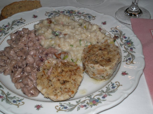 Il piatto contenente il favolosissimo tris di primi... gnocchetti, canederli ed orzotto... hmmmmm... che buono!